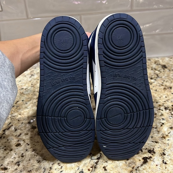 Boys Nike Shoes Size 2.5Y - Picture 5 of 6